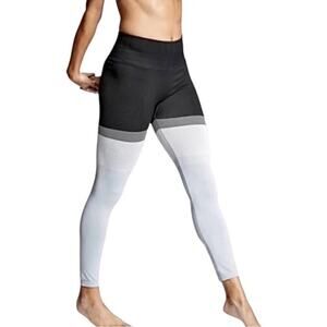 ATHLETA Black White Gray Intarsia Knit‎ Seamless Active Gym Leggings Size Medium
